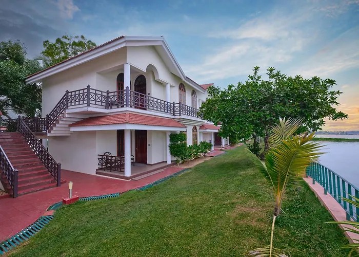 Sterling Lake Palace Alleppey